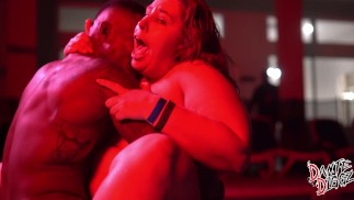 PHAT Booty BBW Kinky Katie neemt bbc ballen diep in jacuzzi zodat iedereen kan kijken