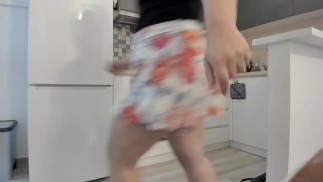 Ik flitste de bezorger in minirok zonder slipje - hij was sprakeloos