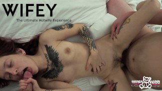 Drobna ruda Wifey Haven Moss cieszy się pierwszym trójkątem z mężem i przyjacielem