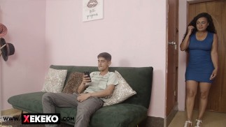 Milf latina verführt und gibt ihre Muschi zu ihrem kleinen Stiefbruder.