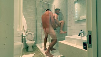 Hot baise dans la douche