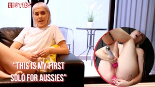 Ersties - Hot babe Cassandra speelt met een toverstaf tijdens het masturberen