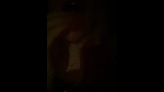 Une fille anonyme en chaleur supplie d’une attention sale et partage des fantasmes par une nuit sombre et pluvieuse