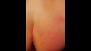 Nechat se šukat v koupelně a naplnit creampie