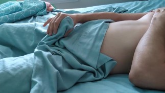 Дразня себя через простыни, прежде чем я сброслю их, чтобы погладить свой твердый член