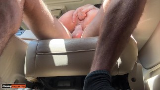 Hot Pareja es tan buena follando en el asiento del conductor - Mav & Joey Lee