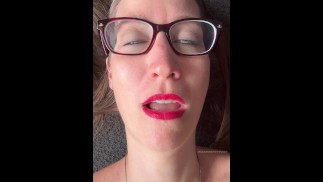Beautiful agonía MILF masturbándose cara de orgasmo - ASMR gimiendo