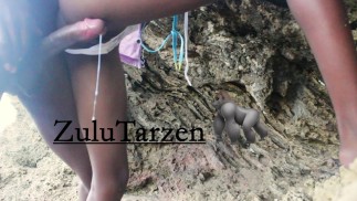 Muschi lässt Sperma aus dem Schwanz am Strand