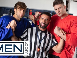 MEN - Игроки соперников Дом Кинг и Малик Дельгати по очереди трахают судью Матео Загала