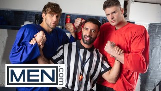 MEN - Los jugadores opuestos Dom King y Malik Delgaty se turnan para follar con el árbitro Mateo Zagal