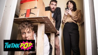 TWINKPOP - Felix Fox, dá a Tony D'Angelo um olhar travesso enquanto ele leva seu pau na boca
