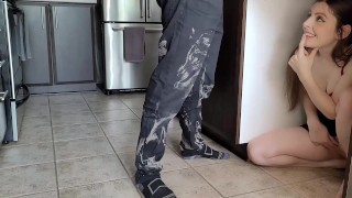 Ela sabe que seu meio-irmão tem um pau ENORME e ela só quer ver