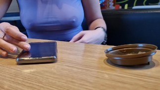 Eu mostro meus seios no restaurante McDonald's