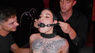 Une salope tatouée obéissante se fait bâillonner et dominée par deux mecs brutaux dans un style BDSM