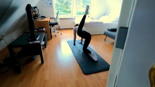 Chica universitaria de gimnasio se mete los dedos y luego disfruta de una follada dura