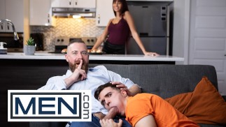 MEN - Little Maverick Sun sabe que o bolo do pai de sua namorada está com tesão