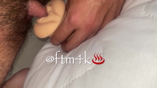 Transgenre garçon ftm très excité baise la chatte à fond