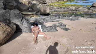 Nagle podkrada się nieznajomy i zaczyna dotykać owłosionej cipki Mamuśki na plaży