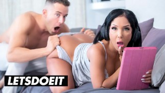 MILF neukt dochter's vriendje