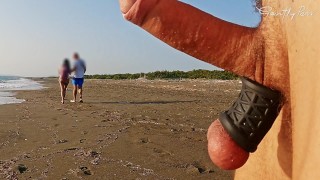 ANAAL VINGEREN VOOR EEN SLET: openbaar strand slet anaal genomen en handjob