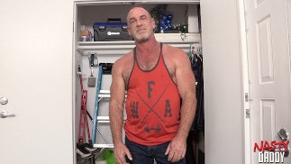 NASTYDADDY buffed Trace Omalley cheira seu jockstrap enquanto se masturba