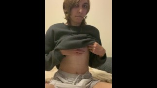 Horny femboy Emma veut trop de race.