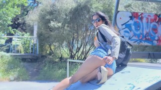VOYEUR MI REGISTRA E LO SQUIRTO IN UN PARCO PUBBLICO