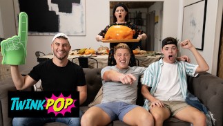 TWINKPOP - Troye Dean a Logan Aarons se schovávají pod dekou pro nějaké záludné hlazení penisu