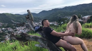 Colombiaanse rijper, arriveert op de heuvel zodat mijn vriend haar kan vullen met melk