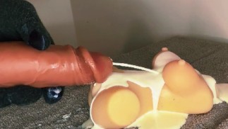 モンスターコックは絶頂を解放し続け、タイトなブロンドの猫をおいしいミルクで満たします