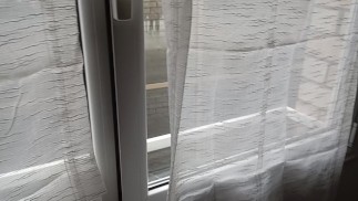 Der Typ wichst sein Monster vor dem Fenster und beobachtet die Nachbarn, die ihn sehen könnten