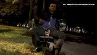 実業家は公共の場で屋外でディルドに乗っていて、彼は道路の外でカミングしています