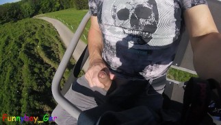 Szarpię mojego gorącego kutasa z miękkiego na twardego w ruchomym wyciągu krzesełkowym. Publiczna zabawa na świeżym powietrzu w Alpach Bawarskich