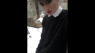 Schuljunge wichst sich in der Pause zwischen den Unterrichtsstunden im College einen Schwanz