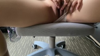 El jefe me pidió que trabajara horas extras, y en secreto llegué al orgasmo en la oficina