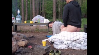 Záludně se tlačí dovnitř, zatímco její manžel je stále ve stanu