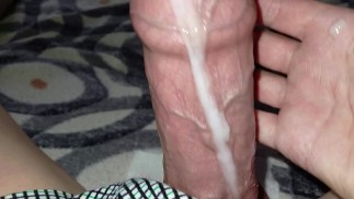 Gran polla de cerca. Terminé, semen derramado por mi pene