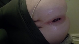 Riesiger Analdildo-Analplug versteckt unter Yogahose lässt mein jungfräuliches Arschloch klaffen