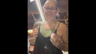 BBW madrastra MILF despierta y hornea 420 fumando fetiche bong rasga