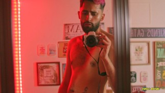 Grosse bite latino Camilo Brown se branlant avant de se coucher éjaculation dans le miroir
