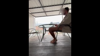 Aftrekken op het balkon van mijn airbnb in Colombia en hard klaarkomen! Openbare aftrekken