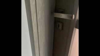 大声でうめき声を上げるママは朝のセックスの音を持って私を起こします