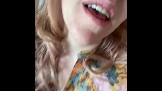 Esta cadela suja curvilínea tem as idéias mais selvagens de como ela quer ser usada como uma boneca sexual viva