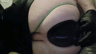 Plug épais sinnovator géant de 4 pouces sous des collants avec string baille toujours ma chatte de garçon énorme