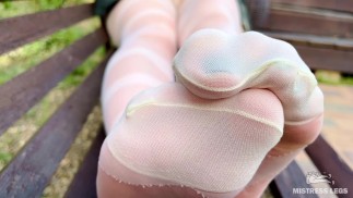 屋外のベンチで白いパンストで私のセクシーな足の裏を崇拝する