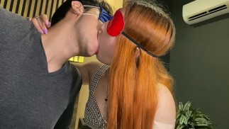 Minha irmã ensina você a beijar.