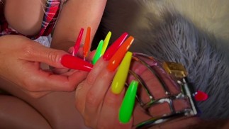 Polla enjaulada es burlada por XXL Rainbow Sexy Uñas largas Fetish con inserción