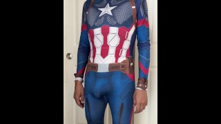 Captain America spielt mit sich selbst (keine Nacktheit)
