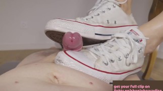 Schoenjob met Converse sneakers, cumshot op zolen