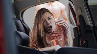 Il patrigno ha scopato la sorellastra nell'auto della matrigna